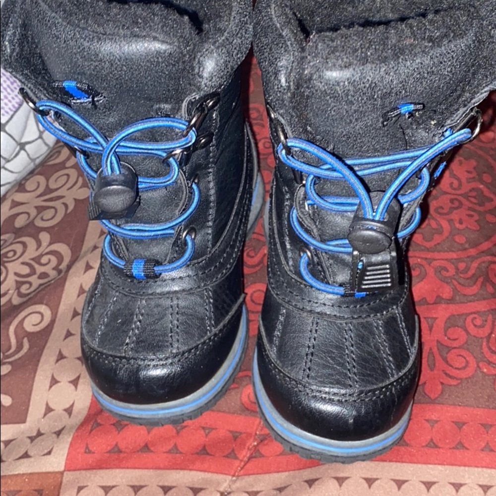 Very warm winter boots 6.. fit a 1yr old